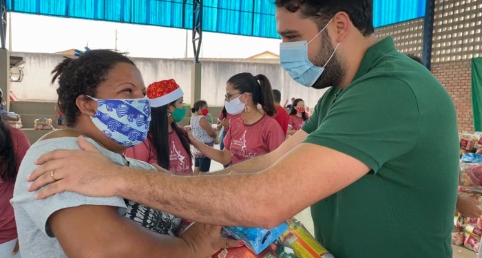 Vivendo a Magia do Natal: Prefeitura de Santana do Mundaú realiza entregas de cestas básicas
