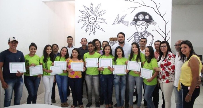 Agricultura entrega certificados para alunos que participaram do projeto de controle da mosca negra dos citros 
