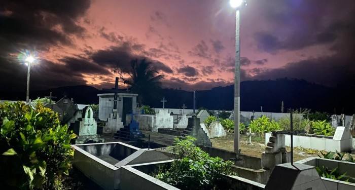 Prefeitura realiza melhorias e implantação de refletores com sistema de energia solar no Cemitério da Munguba