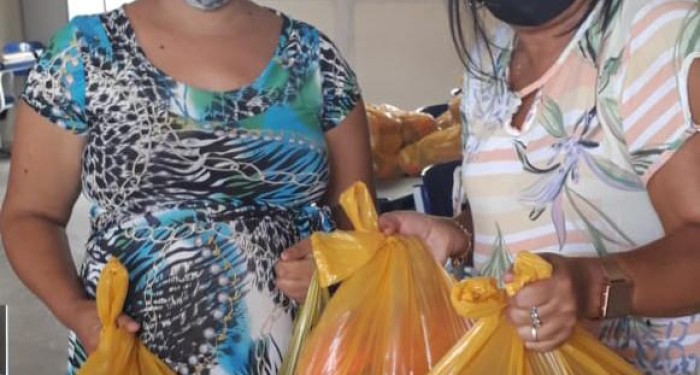 Prefeitura entrega novos 1.878 kits de gêneros alimentícios para alunos da rede municipal