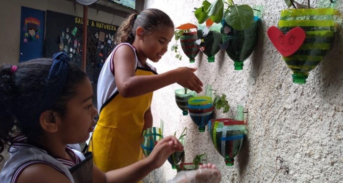 Educação Ambiental: Crianças do SCFV/CRAS produzem jardins suspensos