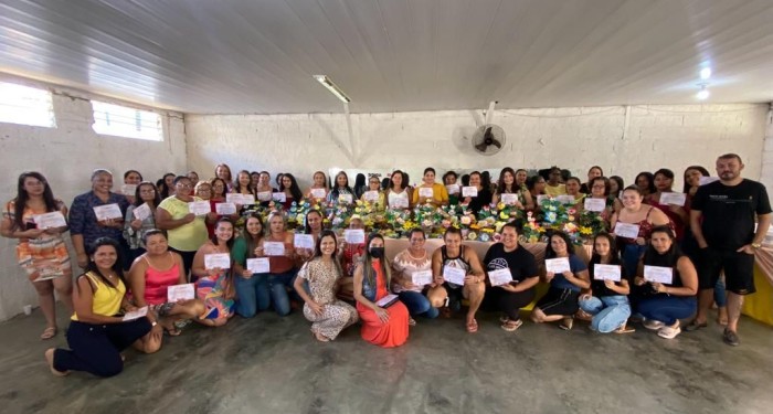 Curso gratuito de flores artificiais qualifica 100 mulheres no município 