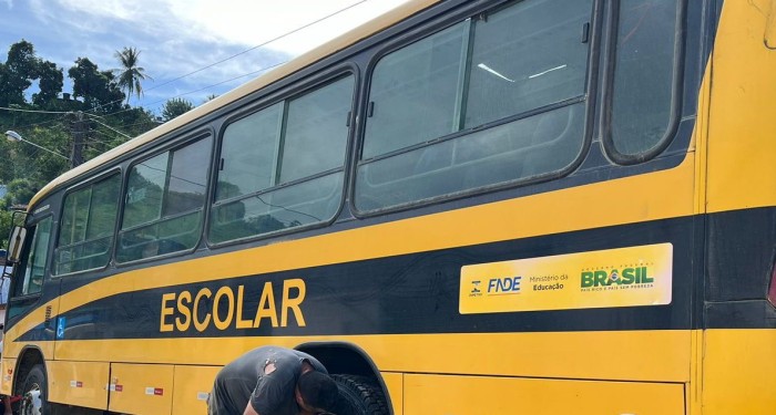 Educação renova pneus da frota de ônibus escolares