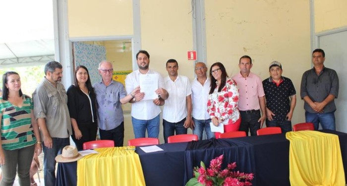 Prefeito Arthur Freitas assina ordem de serviço para reforma de seis escolas na zona rural 