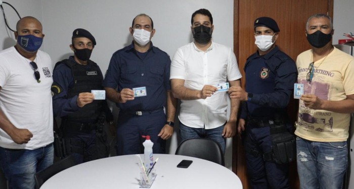 Prefeito Arthur Freitas entrega carteiras funcionais para guardas municipais
