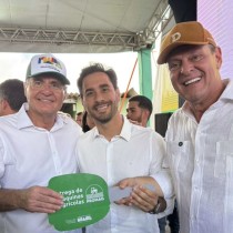 Prefeito reforça frota de veículos com nova retroescavadeira