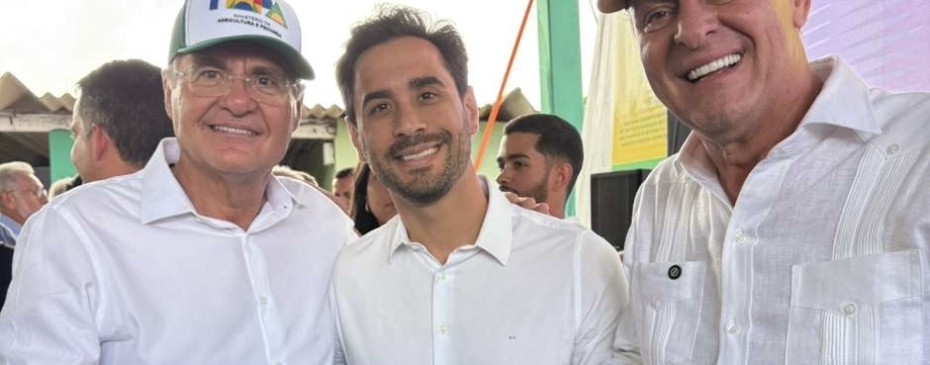 Prefeito reforça frota de veículos com nova retroescavadeira