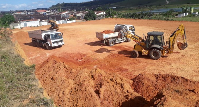 Prefeitura inicia terraplanagem para construção da Creche do Programa Criança Alagoana - CRIA