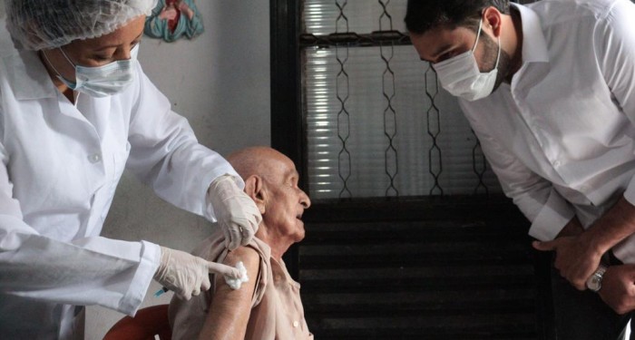 Prefeitura inicia vacinação em idosos com mais de 85 anos