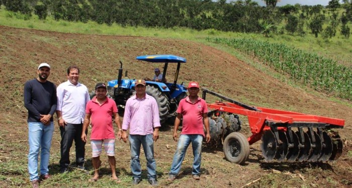 Prefeitura realiza trabalho de aração de terras para agricultores 