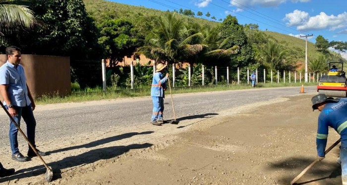 Prefeito Arthur Freitas acompanha obra de recapeamento asfáltico no acesso ao município